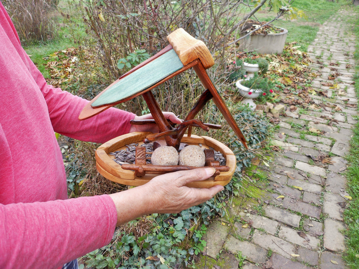 Vogelfutterhaus mit buntem Dach und Meisenknödelhalter Bird feeder with colorful roof and fat ball holder