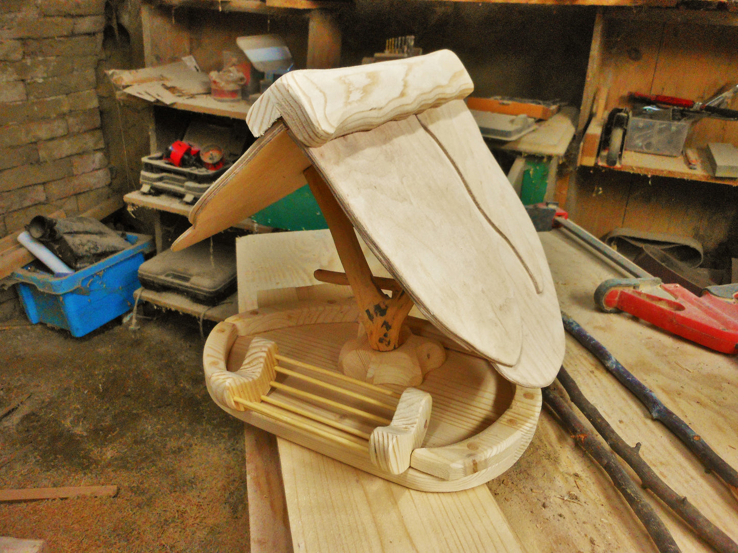 Vogelfutterhaus mit buntem Dach und Meisenknödelhalter Bird feeder with colorful roof and fat ball holder