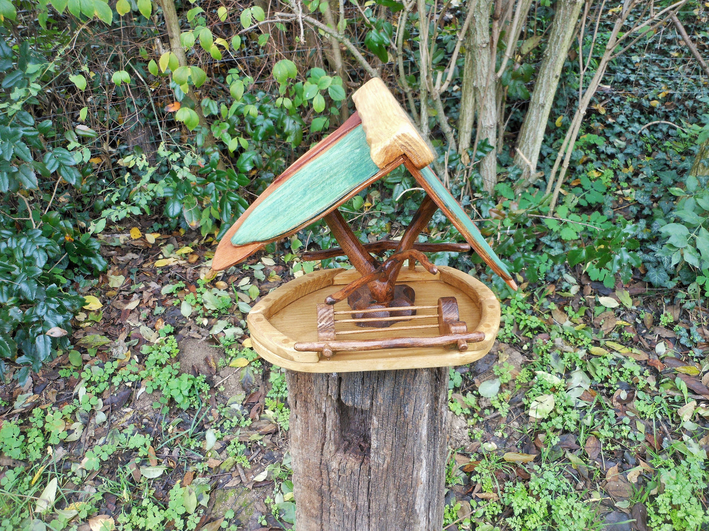 Vogelfutterhaus mit buntem Dach und Meisenknödelhalter Bird feeder with colorful roof and fat ball holder