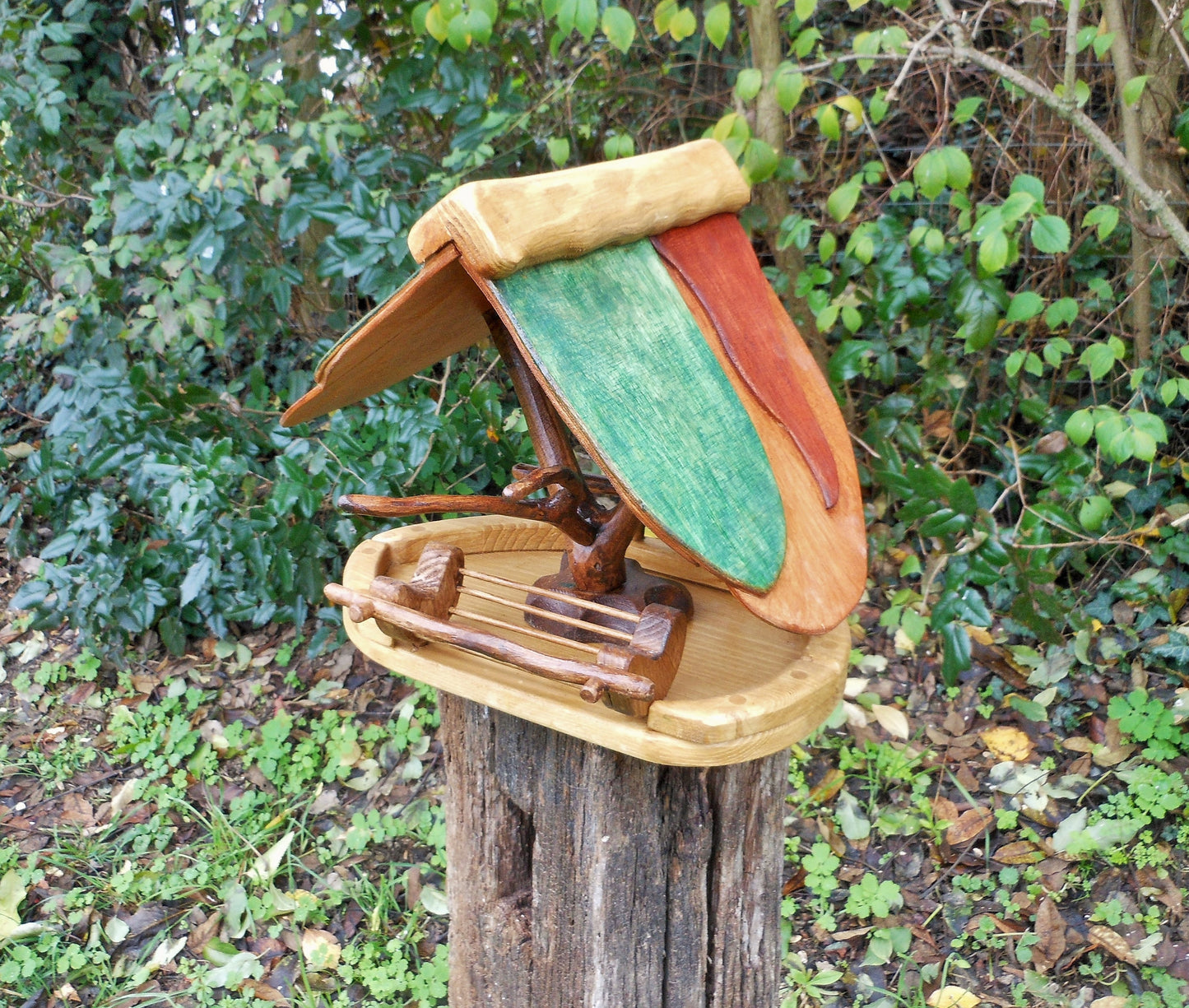 Vogelfutterhaus mit buntem Dach und Meisenknödelhalter Bird feeder with colorful roof and fat ball holder