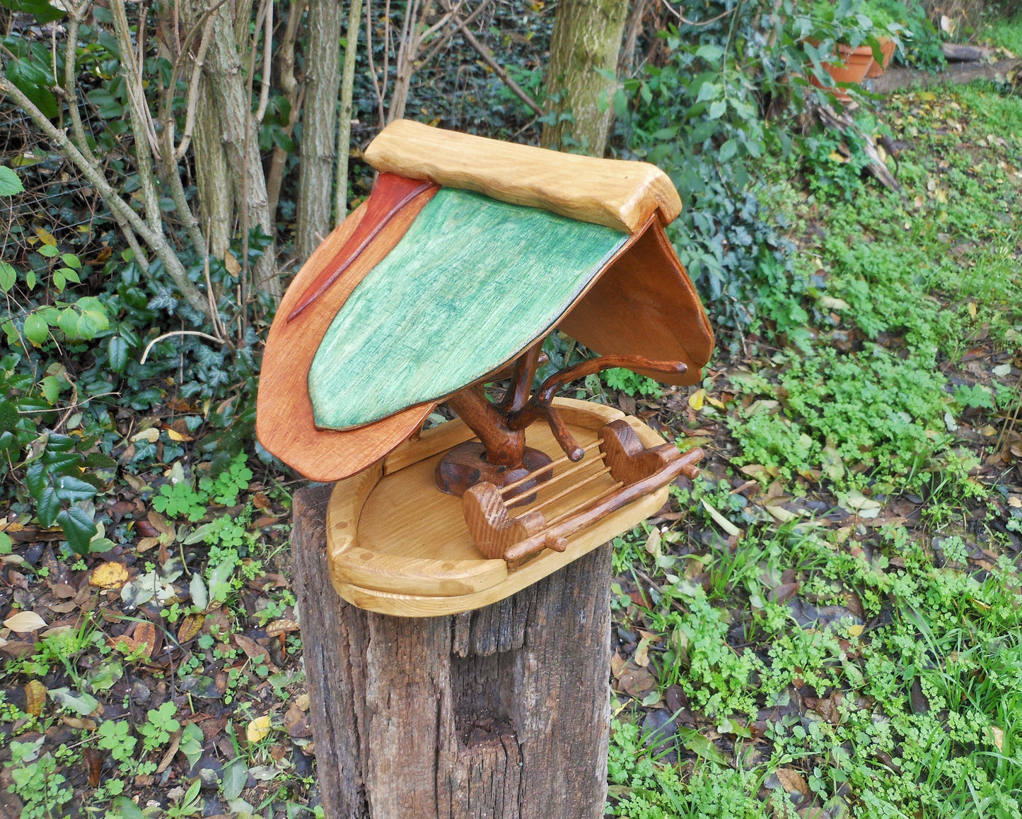 Vogelfutterhaus mit buntem Dach und Meisenknödelhalter Bird feeder with colorful roof and fat ball holder