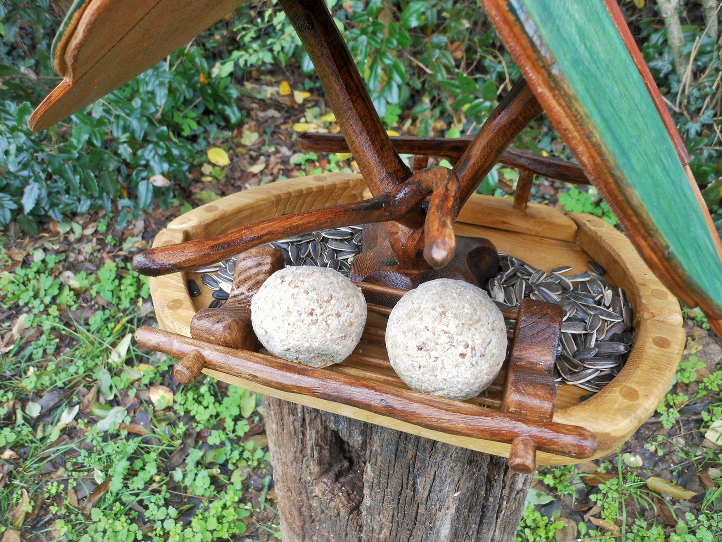 Vogelfutterhaus mit buntem Dach und Meisenknödelhalter Bird feeder with colorful roof and fat ball holder