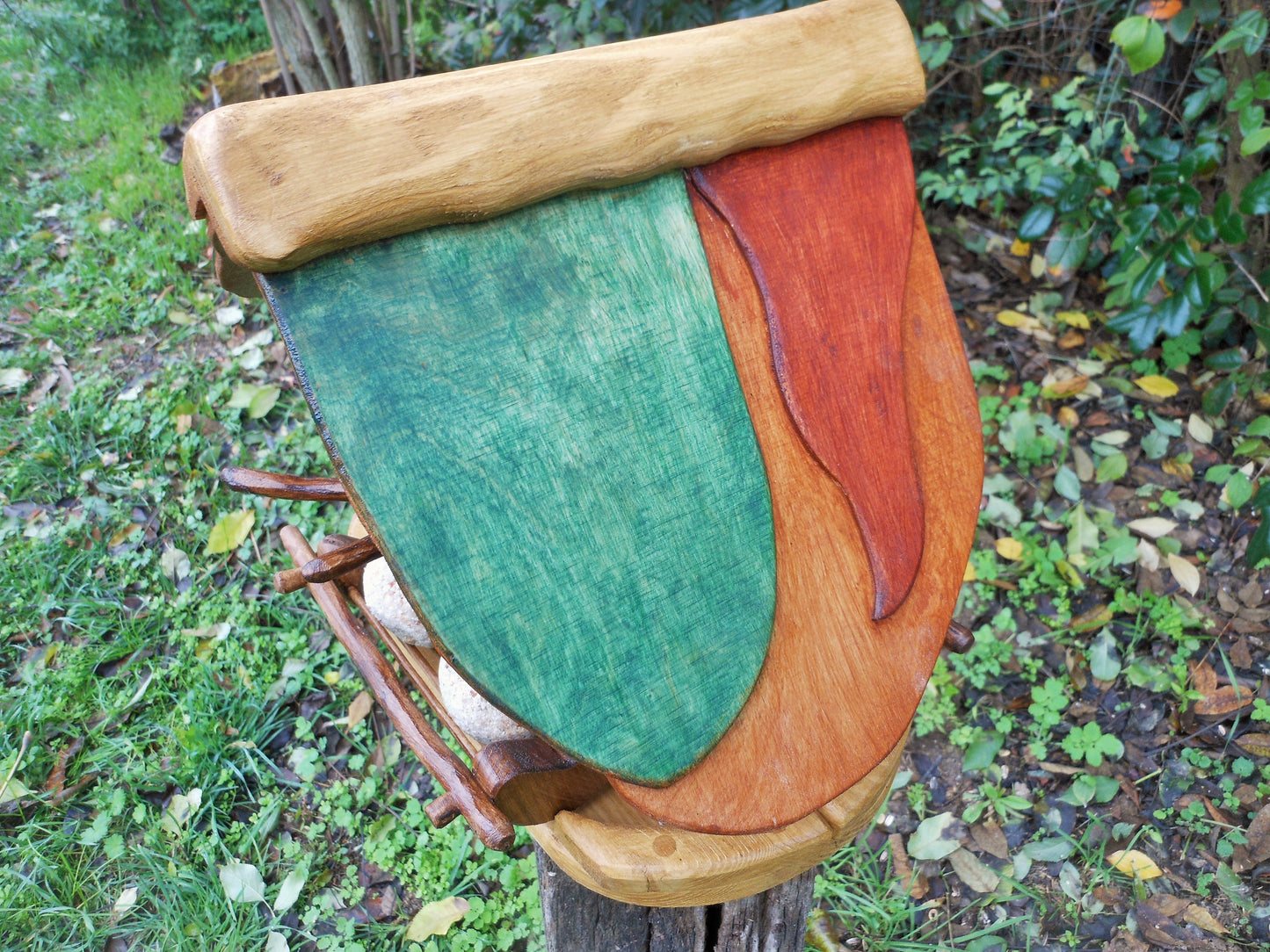 Vogelfutterhaus mit buntem Dach und Meisenknödelhalter Bird feeder with colorful roof and fat ball holder