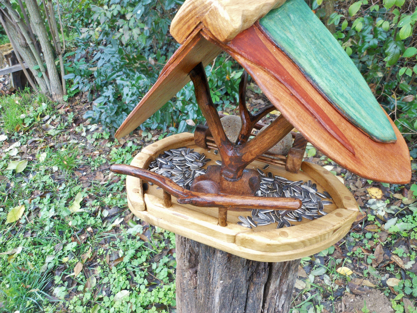 Vogelfutterhaus mit buntem Dach und Meisenknödelhalter Bird feeder with colorful roof and fat ball holder