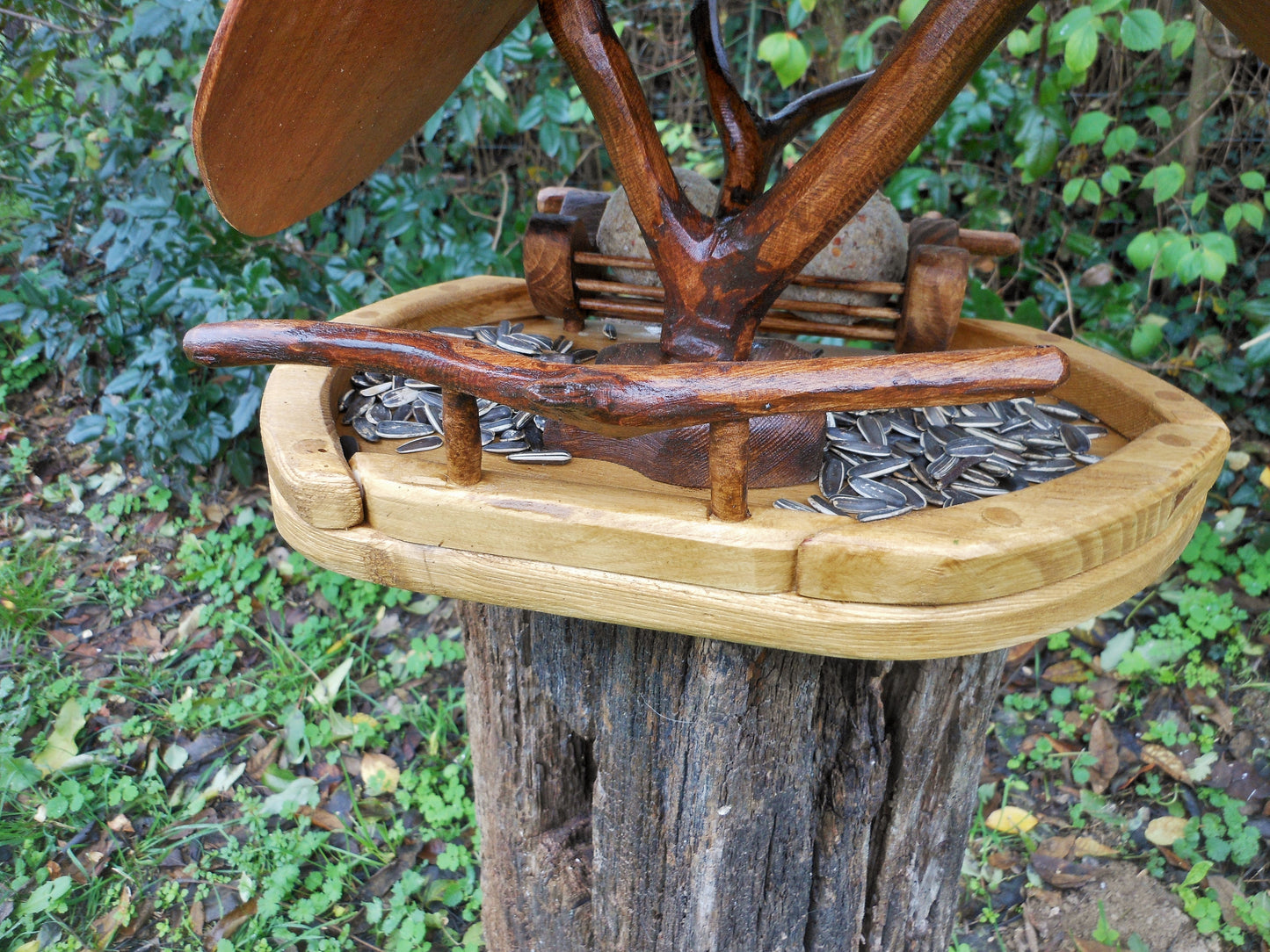 Vogelfutterhaus mit buntem Dach und Meisenknödelhalter Bird feeder with colorful roof and fat ball holder